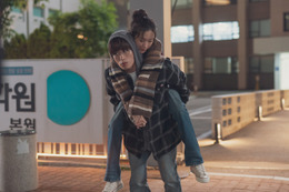 「本物の恋人同士のよう」ムン・ガヨン＆ク・ギョファンのカップル場面写真解禁『サヨナラの引力』
