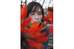 比嘉愛未、鮮烈な眼差し披露 初エッセイ集「またね。」収録カット公開 画像