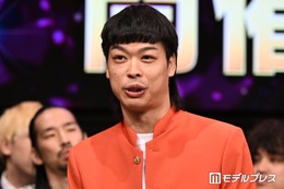 バッテリィズ・エース、父親が「カッコ良すぎて父親界のエース」M-1準優勝芸人公開の顔出しショットが話題「似てる」「渋くておしゃれでイケオジ」 画像