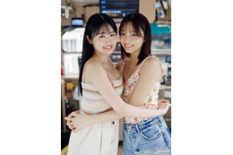 晴こころ＆江下晏梨、ビキニ姿で美バスト際立つ “あんはる”コンビで「ヤンマガ」表紙初登場
