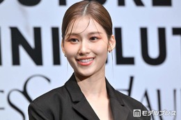 TWICEサナ、美脚＆胸元のぞく衣装姿にファン悶絶「スタイル最強」「セクシー」
