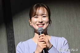 皆藤愛子アナ、ノースリーブで二の腕スラリ 華やかレースワンピ姿に「清楚で上品」「透明感がすごい」と絶賛の声 画像