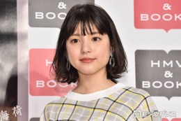 川島海荷「ちょうど半年前に結婚式を挙げました」ウエディングドレス姿披露 夫は競泳・中村克選手 画像