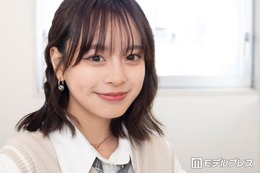 「今日好き」小國舞羽（まう）、公園でミニスカワンピからスラリ美脚「スタイル抜群」「おさげ似合いすぎてる」 画像