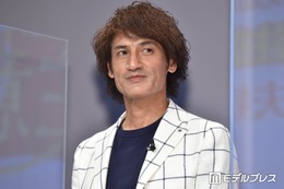 丸山桂里奈の夫・本並健治、“凄い寝方”3歳娘の姿公開「どうなってる？」「独特すぎる」の声 画像