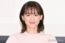 綾瀬はるか、デコルテライン際立つオフショル黒ドレス姿に絶賛の声「透明感が凄い」「息を呑む美しさ」 画像