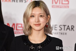 IVEガウル、美デコルテ際立つノースリミニワンピショット公開「透き通るような美肌」「スタイルレベチ」の声 画像