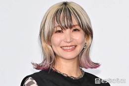 LiSA、美脚際立つミニワンピショット公開「スタイル良すぎ」「片足だけ網ソックスのセンス最高」と反響 画像