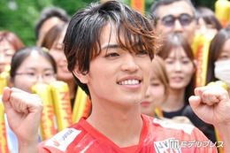 timelesz原嘉孝、石川祐希選手の強烈スパイク直撃で吹っ飛ぶ「思い出として墓場まで持っていきます」 画像
