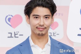 賀来賢人「子供に無理矢理作らされ」「よく分からないラインナップ」シール帳公開 バッグの中身に「賀来パパ萌える」「尊い」の声 画像