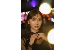 日向坂46藤嶌果歩、黒ドレスに身を包み大人な表情 1st写真集先行カット第6弾解禁 画像