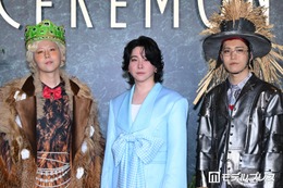 ミセス「CEREMONY」1日目の衣装はオズの魔法使いモチーフ グリーンカーペットで異彩放つ【Mrs. GREEN APPLE presents「CEREMONY」】