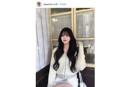 美人インフルエンサー、タイトミニスカから美脚スラリ 韓国制服姿に「脚のラインが綺麗」「お顔小さすぎ」の声