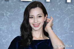 中条あやみ、大胆スリットから美脚のぞかせる “1日目とは対照的”紺のベロアドレス姿【Mrs. GREEN APPLE presents「CEREMONY」】
