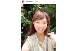 有名歌手、美脚ライン際立つ散歩コーデ公開「スタイル抜群」「美しいプロポーション」と反響 画像