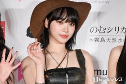 LE SSERAFIMチェウォン、ミニスカ＆ショート丈トップスで美スタイル全開「華奢すぎる」「着こなせるのはチェウォンだけ」の声