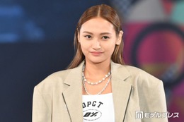“驚異の10頭身”モデル・香川沙耶、ウエスト＆美脚際立つウエスタン風W杯コーデに絶賛の声「異次元の美ボディ」「着こなしがお洒落すぎ」 画像