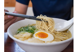 ラーメンに卵をプラス！宅配ピザに好きなトッピング…だけで、疲れた心が回復するって本当？みんながやってる、いつものご飯を「特別版」にする“プチ工夫”