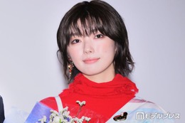 櫻坂46藤吉夏鈴、金髪ショート×ミニスカ姿にファン悶絶「スタイル良すぎて二度見」「脚長い」