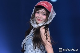 CUTIE STREET古澤里紗、ショート丈デニムビスチェ×レーススタイル「おしゃれすぎ」「透明感すごい」の声【オキコレ2026】 画像