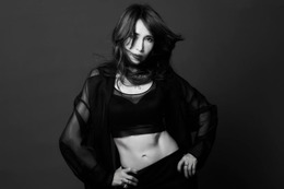 工藤静香、アスリート並みバキバキ腹筋披露 女王に扮した新曲「Dynamic」MV公開 画像