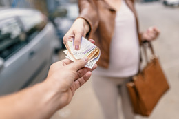 48歳女性、年下の外国人ダンサーと電撃婚！貢いだ額は「月1〜3万円」から始まって、じわじわ膨らみ150万円に！。「国際ロマンス詐欺」の巧妙な手口【行政書士が解説】
