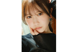 日向坂46藤嶌果歩、黒の衣装に身を包み大人びた表情魅せる 1st写真集先行カット第11弾解禁【果実の歩幅】 画像