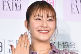 村上佳菜子、夫顔出し密着2ショット公開 しばらくの遠距離報告に「笑顔が素敵」「ぴったりくっついてて可愛い」 画像