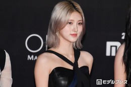 IVEガウル、美デコルテ際立つオフショル白衣装に絶賛の声「透明感レベチ」「鎖骨が綺麗」 画像