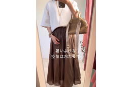 夏の「 白×ブラウン」コーデ。鉄板カラーを爽やかに仕上げる秘訣とは【40代の毎日コーデ】
