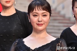 貫地谷しほり、美肌輝く黒キャミソール姿披露「透明感が半端ない」「大人の魅力が凄い」と反響