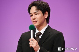 JO1豆原一成、左手薬指に“指輪” 新郎姿で大御所女優を腕組みエスコート【夫婦と16歳～狂気の隣人～】