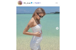 「今日好き」出身・高畑麻優、妊娠発表 海辺でのマタニティショット公開に「タトゥーと白ドレスのコントラストが美しい」の声 画像