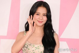 BLACKPINKジス、ショート丈から美ウエストチラリ「頭身バランスが神」「女神」と反響