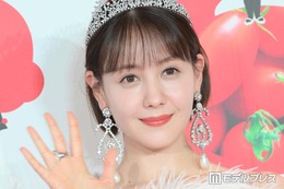 第1子出産のトリンドル玲奈、子ども抱っこショット公開「美人すぎるママ」「自然体で美しい」と絶賛の声 画像
