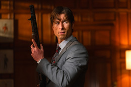A24が北米配給 グレン・パウエル主演『大富豪になるための正しい殺し方』11月13日公開