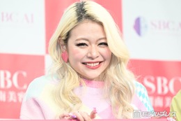 エルフ荒川、雰囲気がらり“小田切ヒロ氏メイク”に反響相次ぐ「色気すごい」「ベアトップドレスも似合ってる」 画像