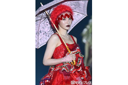 FRUITS ZIPPER鎮西寿々歌、帽子に髪インで雰囲気ガラリ 真っ赤なドレス×レース傘で魅力全開【TGC新潟2026】 画像