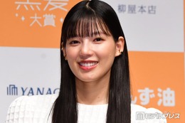 石井杏奈、胸元ざっくりミニワンピで美スタイル披露「魅力が溢れてる」「視線にドキドキしちゃう」の声 画像