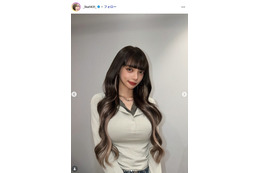 広島カープ小園海斗選手の妻・渡辺リサ、ウェーブヘア×ショートパンツの夏全開コーデで圧巻美脚際立つ「お人形さんかと思った」「カッコ良すぎ」 画像