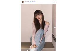 広島カープ小園海斗選手の妻・渡辺リサ、前髪ありヘア披露 美脚コーデに「お人形さんみたい」「絵画みたいに綺麗」の声 画像