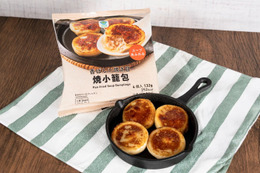 コンビニ初の冷凍「焼小籠包」ファミマに登場 “もちっカリッ”生地から肉汁あふれる本格派 画像
