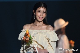 “令和の峰不二子”阿部なつき、タンクトップ姿で美ボディ披露「ウエストのラインが綺麗すぎる」「スタイル抜群！」 画像