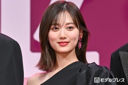 山下美月、透明感際立つノースリ姿にファン悶絶「大人っぽくて艶やか」「美しすぎて見とれる」 画像