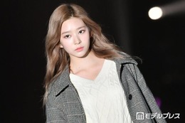 IZ*ONE出身キム・ミンジュ、日本の電車内で美デコルテ輝くコーデ披露「絵になる美しさ」「オーラ隠せてない」と話題 画像