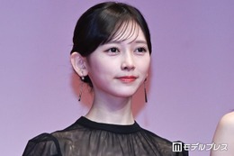 乃木坂46池田瑛紗、華やかなオフショルミニドレスショット公開「絵画から飛び出してきたみたい」「世界観が天才的」 画像