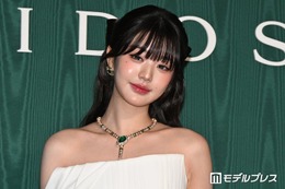 IVEウォニョン、美ウエスト全開のミニ丈ユニフォーム姿公開「女神ボディ」「完璧なスタイルにため息でる」の声 画像