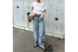 オフショルの抜け感が主役。ワイドデニムで作る大人カジュアル【40代の毎日コーデ】