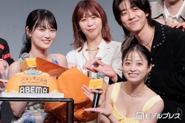 山下美月、誕生日サプライズに笑顔「橋本環奈に花束をもらえる人生で良かった」【バカンスの法則】 画像