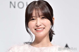 長濱ねる、黒ベアトップから美デコルテ披露「上品で清楚な美しさ」「スタイル抜群で憧れる」と反響 画像